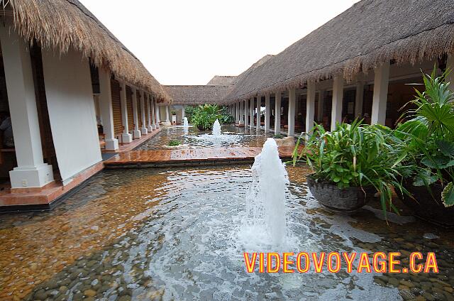 Mexique Puerto Morelos Sapphire Riviera Cancun Les étangs d'eau entre les batiments.