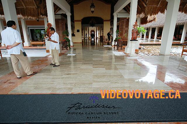 Mexique Puerto Morelos Sapphire Riviera Cancun La alfombra en el vestíbulo del hotel Paradisus registrado.