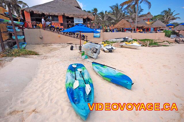 Mexique Playa del Carmen Reef Playacar Des kayaks sur la plage.