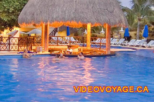 Mexique Playa del Carmen Reef Playacar El servicio en la piscina de nuevo a las 20:00.