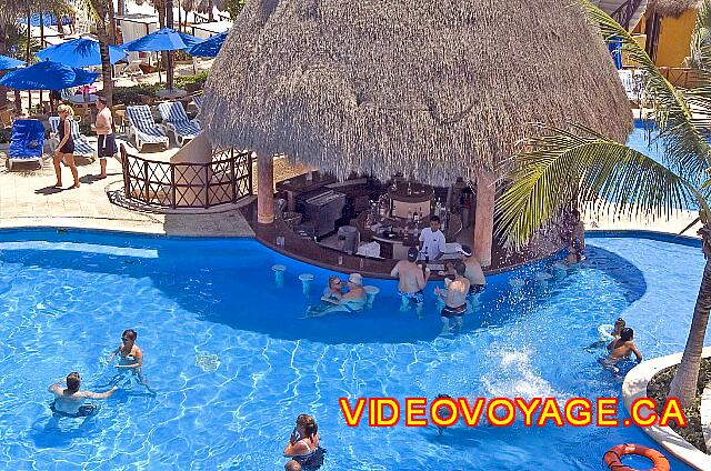 Mexique Playa del Carmen Reef Playacar Le bar le plus populaire le jour, avec plusieurs sièges dans la piscine.