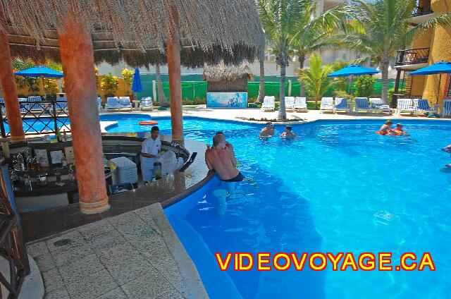 Mexique Playa del Carmen Reef Playacar Los asientos en la piscina.