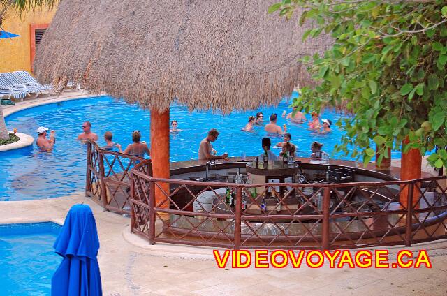 Mexique Playa del Carmen Reef Playacar The other half of the bar counter is not in the pool.