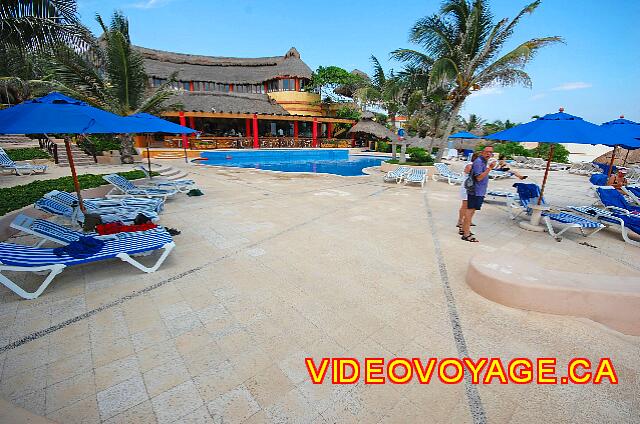 Mexique Playa del Carmen Reef Playacar Una bastante grande terraza alrededor de la piscina pequeña.