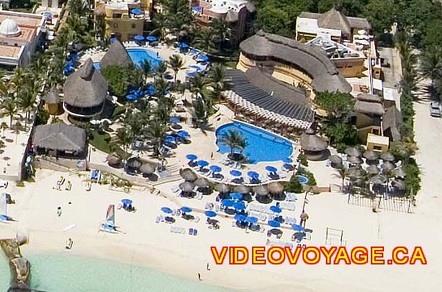 Mexique Playa del Carmen Reef Playacar Una vista aérea de las piscinas y la playa.