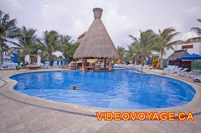 Mexique Playa del Carmen Reef Playacar Con un bar en la piscina.