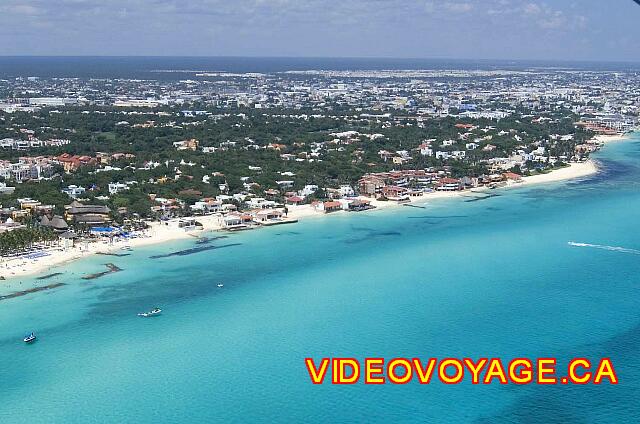 Mexique Playa del Carmen Reef Playacar Vers le nord, plusieurs résidences directement sur la plage entrecoupe la marche sur la plage.