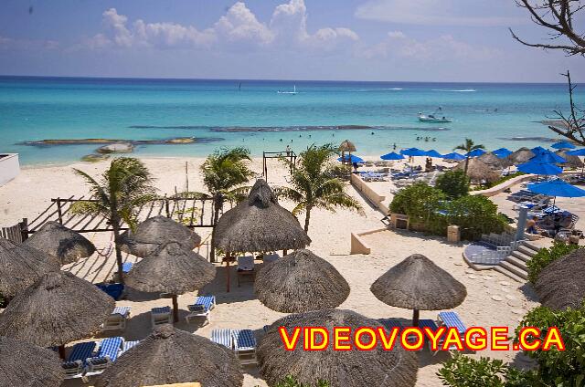 Mexique Playa del Carmen Reef Playacar Des parasols en haut du muret, mais loins de la mer.