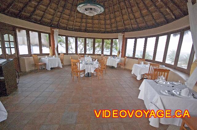 Mexique Playa del Carmen Reef Playacar Un restaurant avec de nombreuses fenêtres, beaucoup d'espace entre les tables.