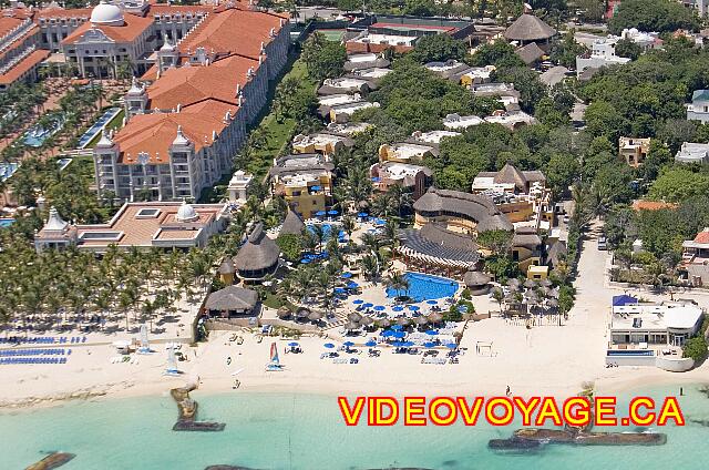 Mexique Playa del Carmen Reef Playacar On the huge bag of sand in the sea allow to keep the sand on the beach.