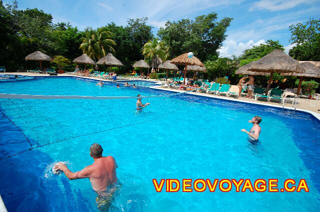 Mexique Playa del Carmen Riu Lupita Playing volleyball in the pool.