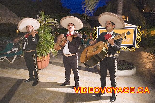 Mexique Playa del Carmen Riu Lupita Musicians at the restaurant entrance evening buffet.