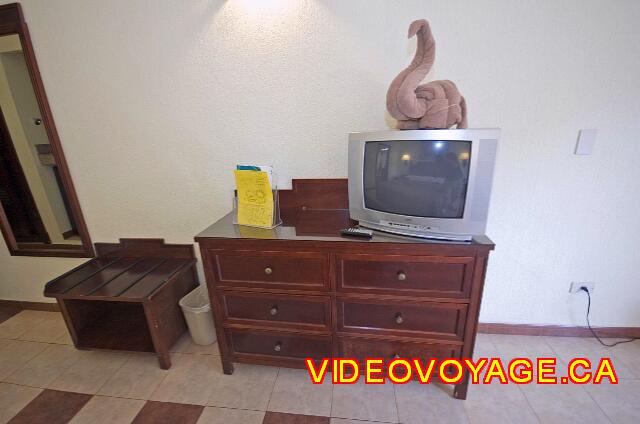 Mexique Playa del Carmen Riu Lupita A dresser with a TV, furniture to deposit luggage and a mirror.