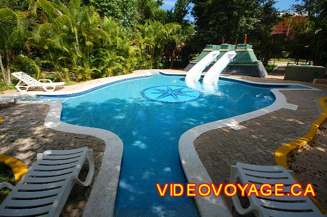 Mexique Playa del Carmen Riu Lupita Quelques chaises longues autour de la piscine, deux glissades d'eau.