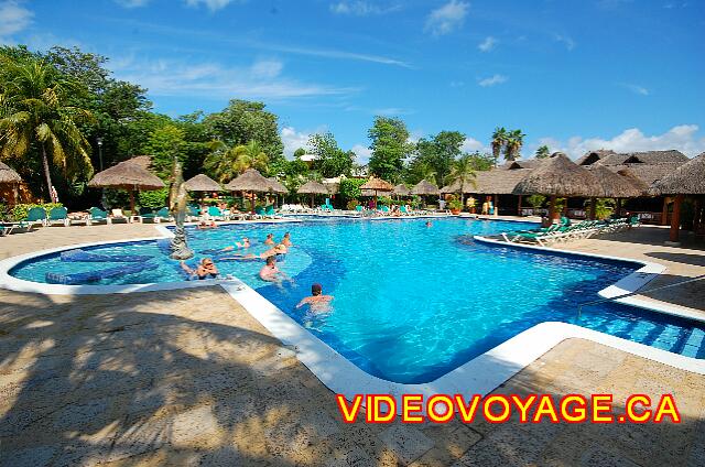 Mexique Playa del Carmen Riu Lupita There are always a few customers in the pool.