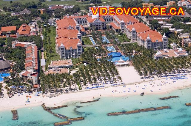 Mexique Playa del Carmen Riu Lupita On the left, the hotel Viva Azteca, right Riu Palace Riviera Maya, between the two hotels, a path between the bus stop and the beach of the Hotel Riu Lupita.