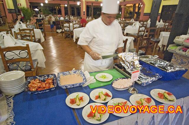 Mexique Playa del Carmen Riu Lupita A table with a cook who prepares inputs before you.