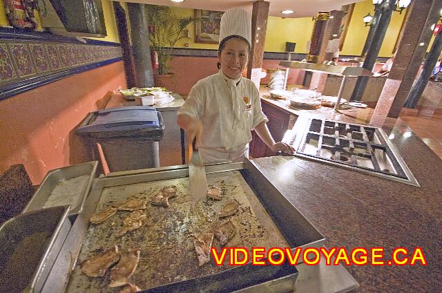 Mexique Playa del Carmen Riu Lupita Another evening grilling meats.