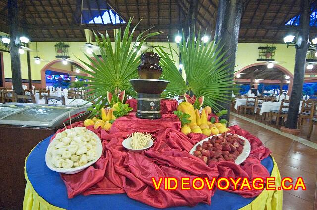 Mexique Playa del Carmen Riu Lupita The counter desserts and fruits.