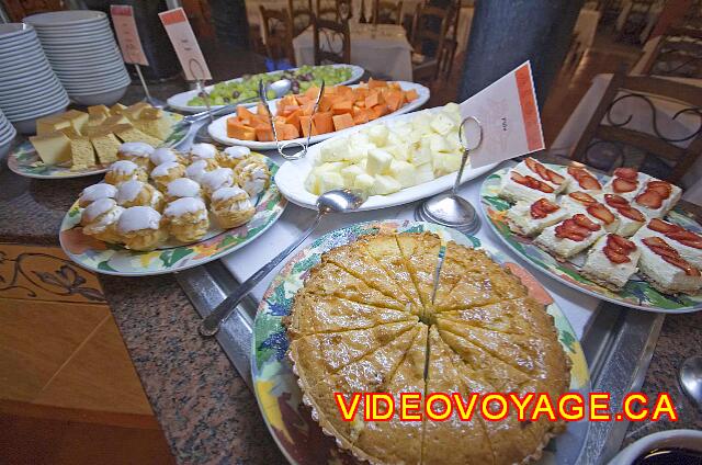 Mexique Playa del Carmen Riu Lupita A first selection of desserts.