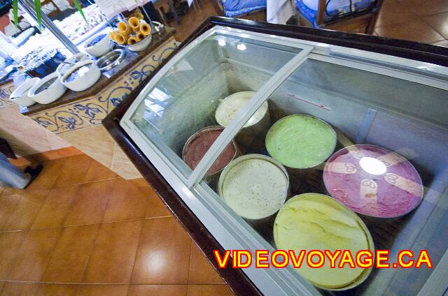 Mexique Playa del Carmen Riu Lupita A freezer with ice cream, sauces and cones left.