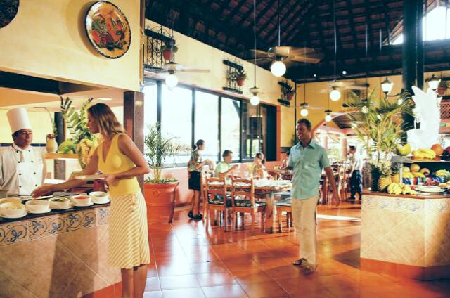 Mexique Playa del Carmen Riu Lupita A dining room large enough.