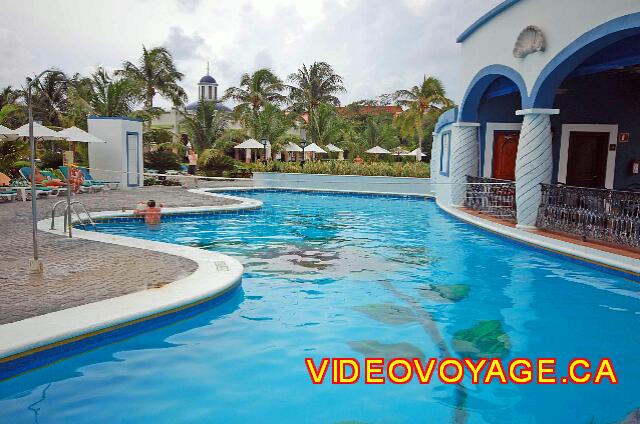 Mexique Playa del Carmen Riu Palace Mexico A volleyball net in the pool.