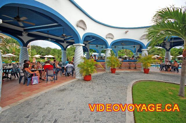 Mexique Playa del Carmen Riu Palace Mexico Une grande terrasse avec un bar au centre.