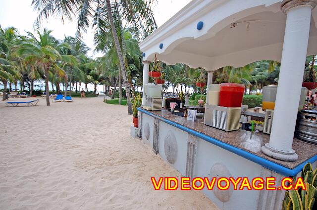 Mexique Playa del Carmen Riu Palace Mexico Le bar sur la plage est assez loins du bord de l'eau.