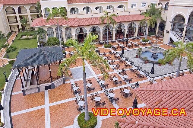 Mexique Playa del Carmen Riu Palace Mexico Les tables disposé pour laisser de l'espace pour danser devant le gazebo.