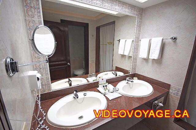 Mexique Playa del Carmen Riu Palace Mexico The counter of the bathroom with two sinks.