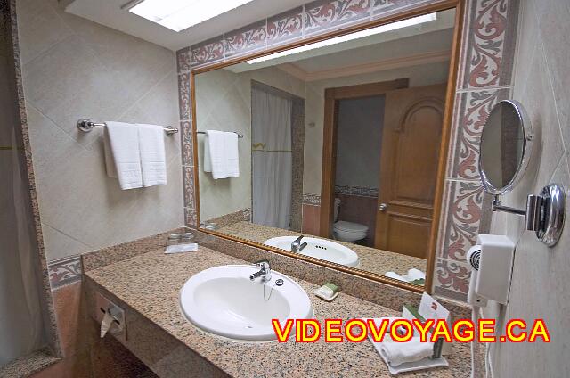 Mexique Playa del Carmen Riu Palace Mexico The counter of the bathroom is quite large, powerful lighting, a large mirror, ...