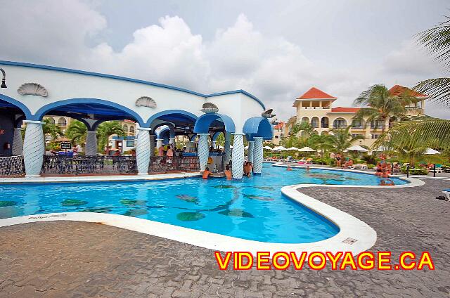 Mexique Playa del Carmen Riu Palace Mexico Une piscine de moyenne dimension, d'un style unique.  Un profondeur de 1.1 mètre ou 3.6 pieds.