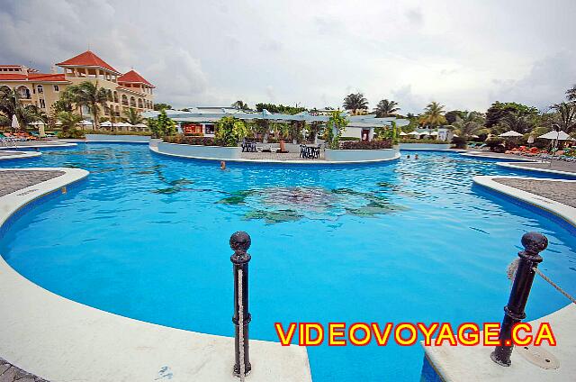 Mexique Playa del Carmen Riu Palace Mexico De forme similaire à la première piscine, mais avec une profondeur de 1.4 mètre ou 4.6 pieds.