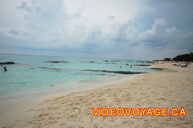 Mexique Playa del Carmen Riu Palace Mexico Il y a plusieurs bassins, certains bassins sont plus ouvert à la mer, mais lorsq'il y a plus de vague, les section ouvertes sont rapidement déserté par les clients.