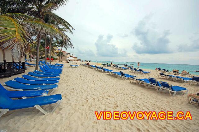 Mexique Playa del Carmen Riu Palace Mexico De nombreuses chaises longues sur la plage.