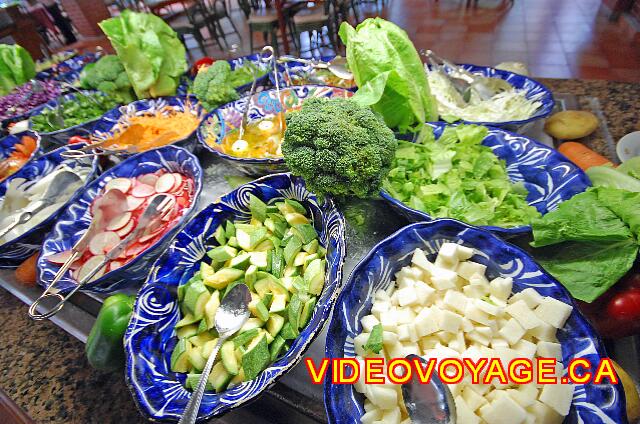 Mexique Playa del Carmen Riu Palace Mexico Un bar de ensaladas con una amplia selección.