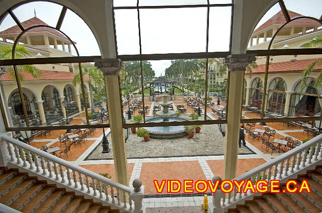 Mexique Playa del Carmen Riu Palace Mexico At the back of the Hall, descend the stairs to the terrace level.