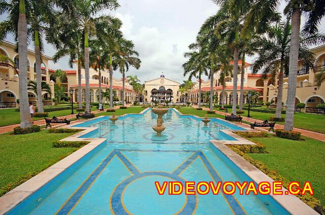 Mexique Playa del Carmen Riu Palace Mexico The garden center with water fountains.