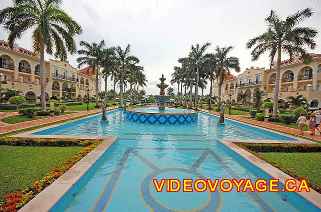 Mexique Playa del Carmen Riu Palace Mexico The fountains in the center.