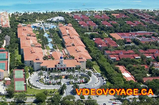 Mexique Playa del Carmen Riu Palace Mexico An aerial view of the front of the hotel. Right Iberostar hotel.