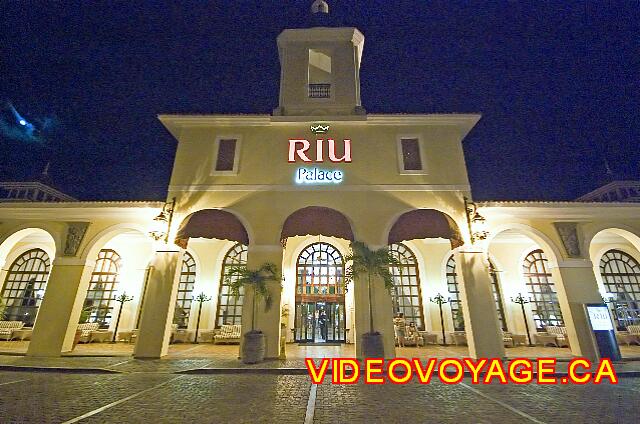 Mexique Playa del Carmen Riu Palace Mexico The hotel entrance at night with the moon on the left.