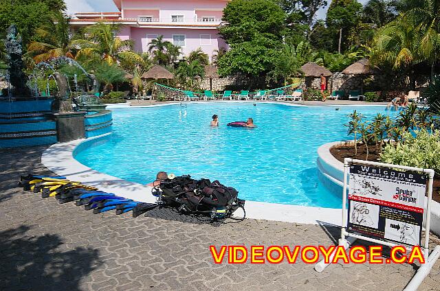 Mexique Playa del Carmen Riu Playacar The introduction to scuba diving in the pool.