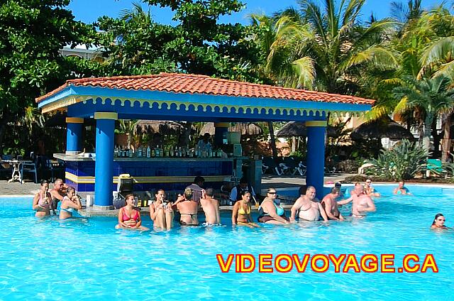 Mexique Playa del Carmen Riu Playacar El bar de la piscina es muy popular en el día.