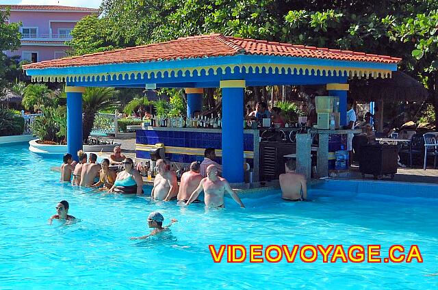 Mexique Playa del Carmen Riu Playacar Quelques sièges au comptoir du bar dans la piscine et un comptoir de service à l'extérieur de la piscine.