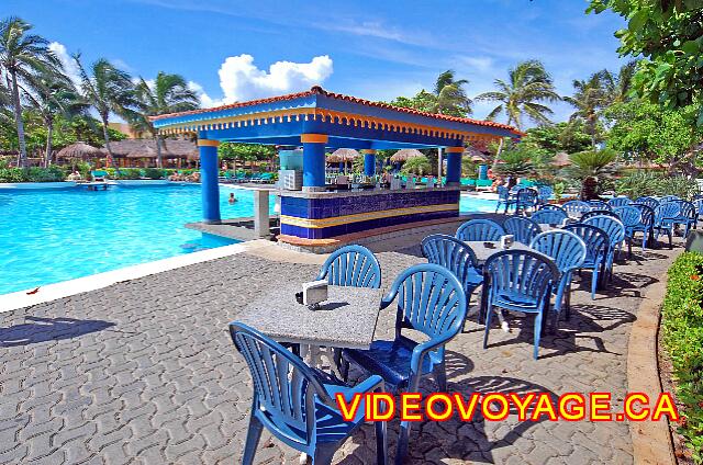 Mexique Playa del Carmen Riu Playacar Unas cuantas mesas en la terraza fuera de la barra del bar.