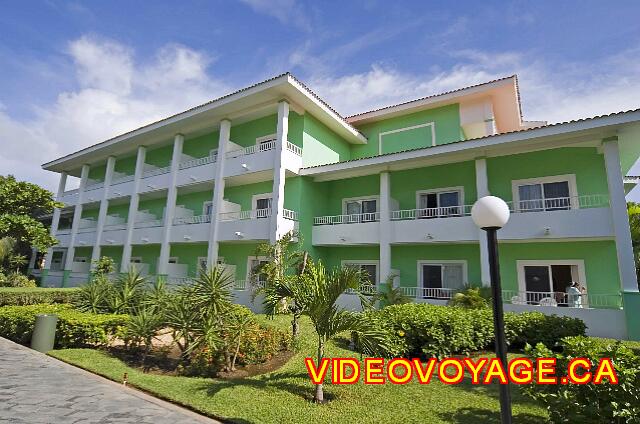 Mexique Playa del Carmen Riu Playacar Les suites junior sont situé au dernier niveau, perpendiculaire aux chambres standard ou dans les batiments près de la piscine avec la vue piscine sur tout les niveaux.