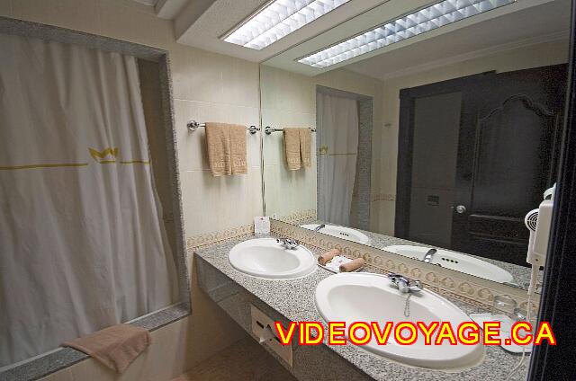 Mexique Playa del Carmen Riu Playacar El contador del cuarto de baño con dos lavabos.