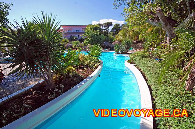 Mexique Playa del Carmen Riu Playacar Abundant vegetation around the pool.