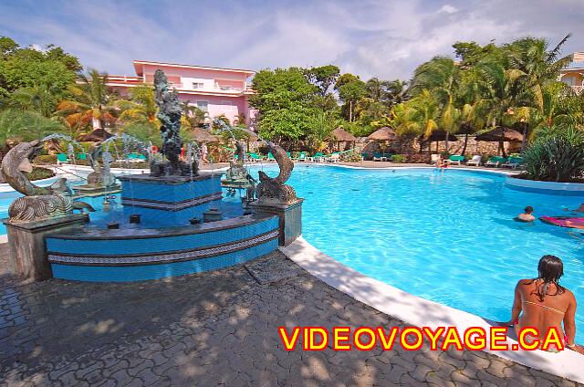 Mexique Playa del Carmen Riu Playacar A fountain on the edge of the pool.